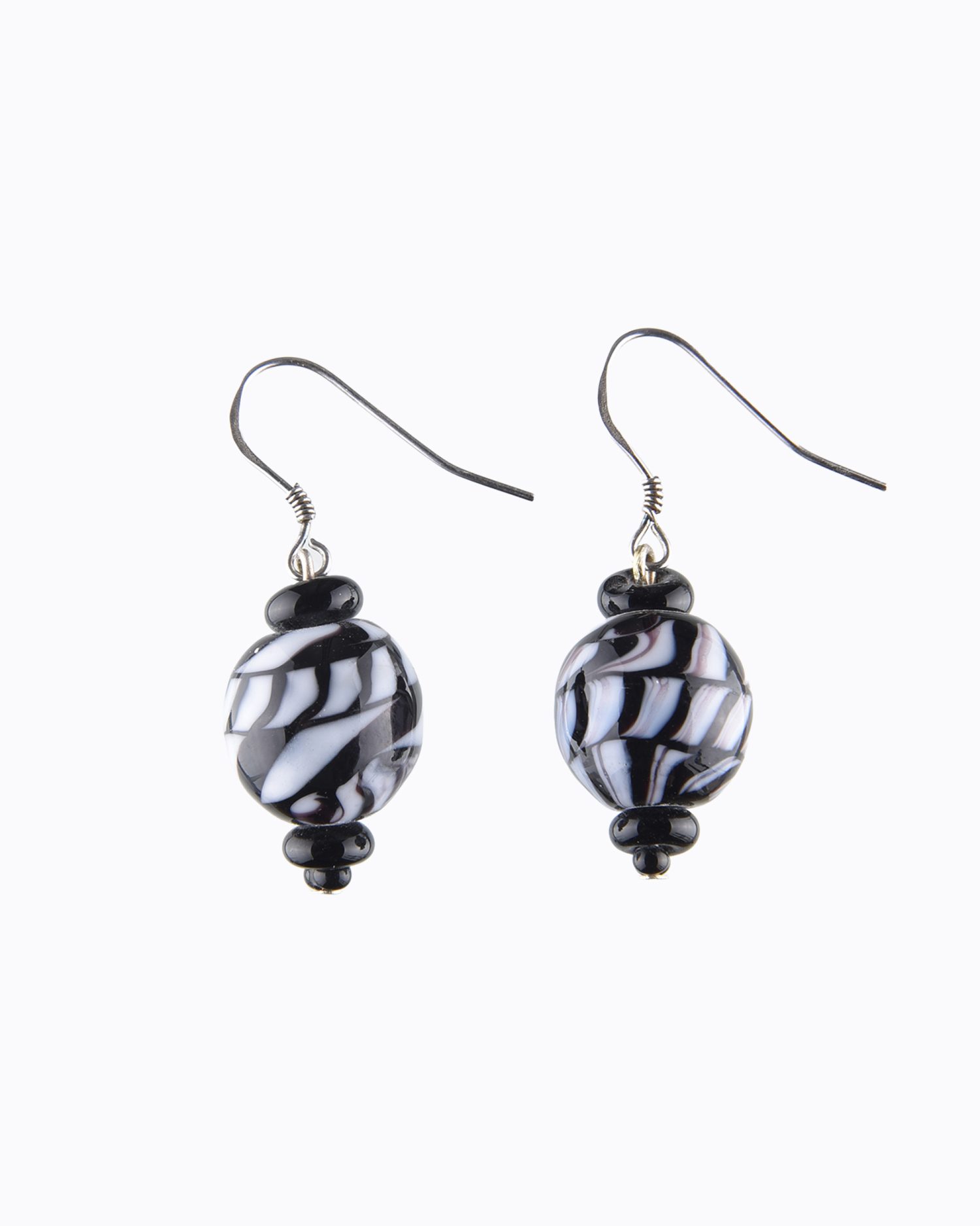 Boucles d&rsquo;oreille perles en Cristal de Murano Noire décors spirale Noire et Blanche