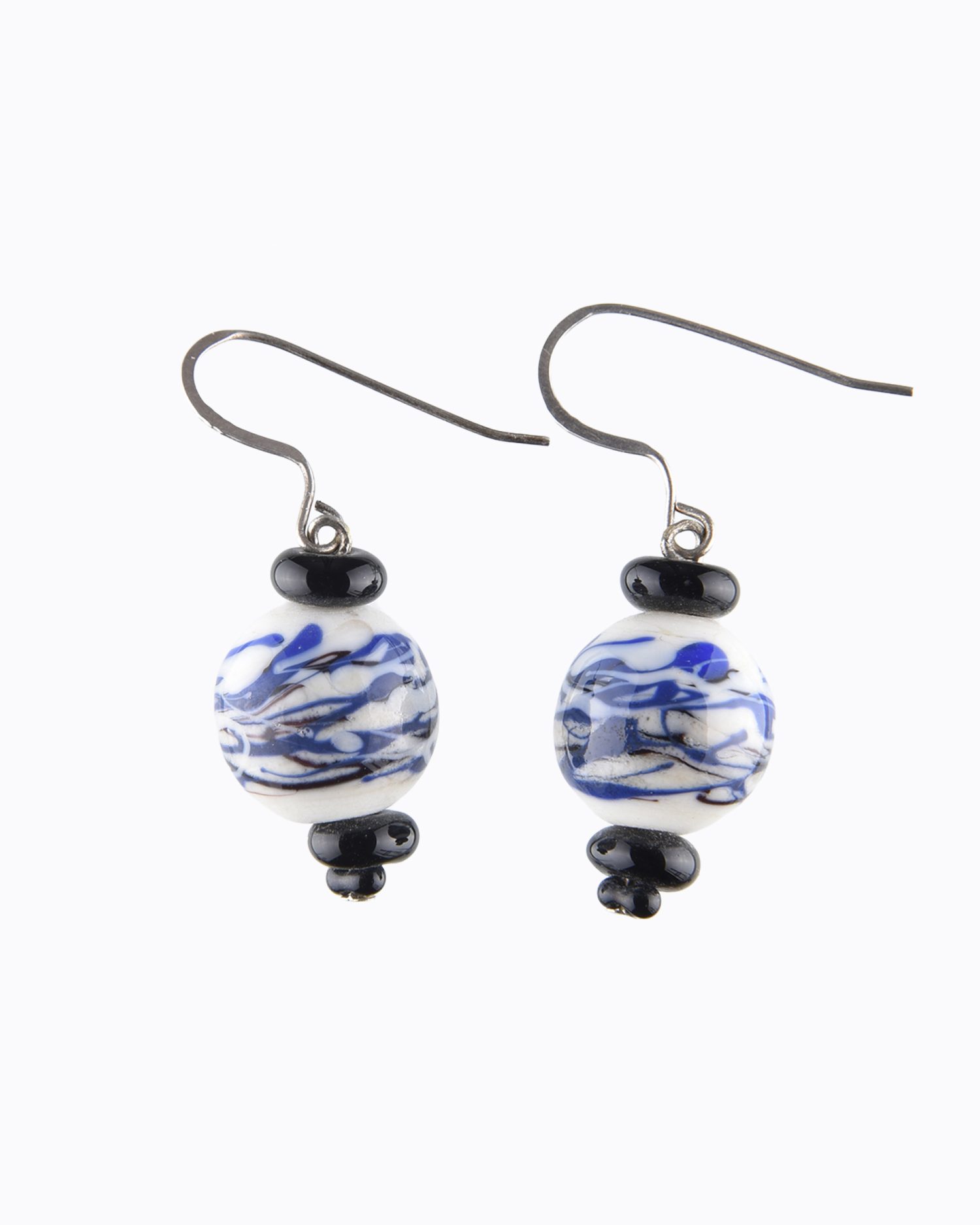 Boucles d&rsquo;oreille perles en Cristal de Murano couleur Ivoire décors abstrait Bleu et Noir