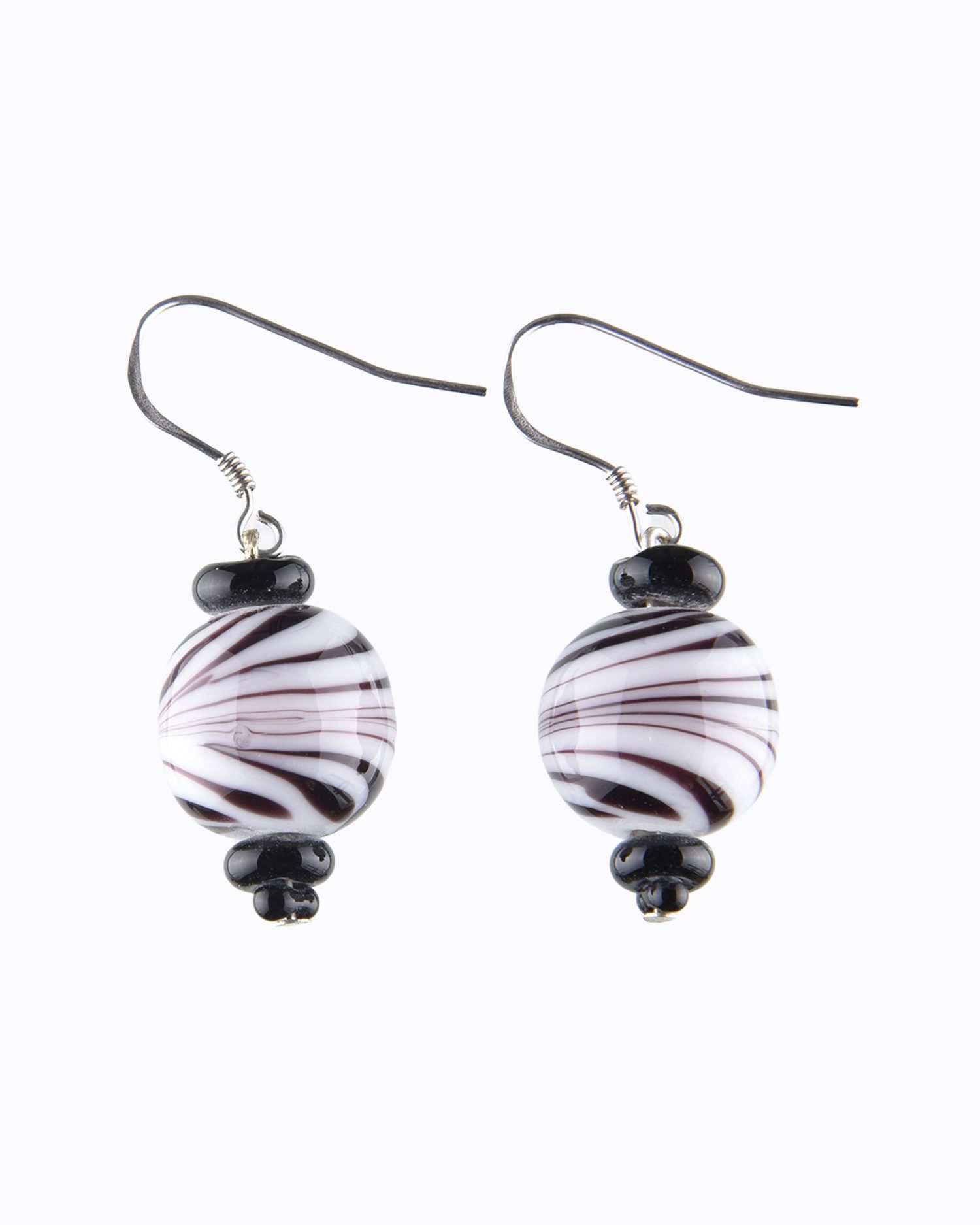 Boucles d&rsquo;oreille perles rondes en Cristal de Murano Blanche décors peigné Noir