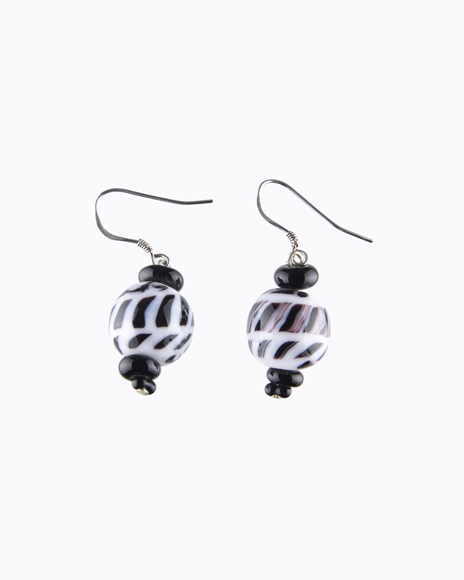 Boucles d&rsquo;oreille perles rondes en Cristal de Murano Blanche décors spirale Blanche et Noire