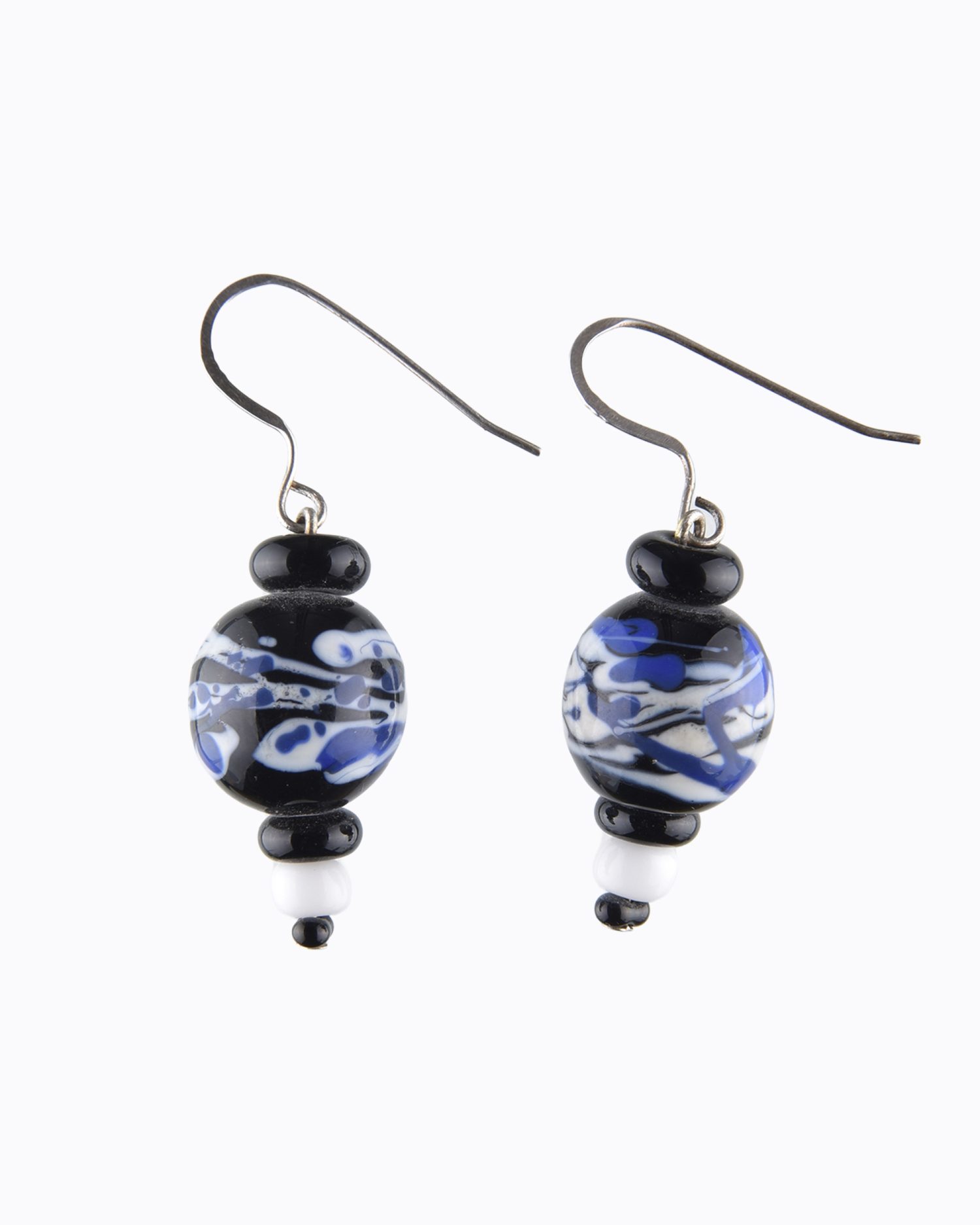 Boucles d&rsquo;oreille perles rondes en Cristal de Murano Noire décors abstrait couleur Ivoire et Bleue