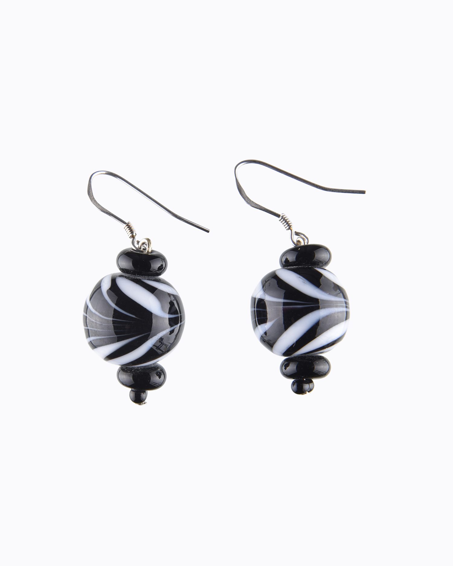 Boucles d&rsquo;oreille perles rondes en Cristal de Murano Noire décors peigné Blanc