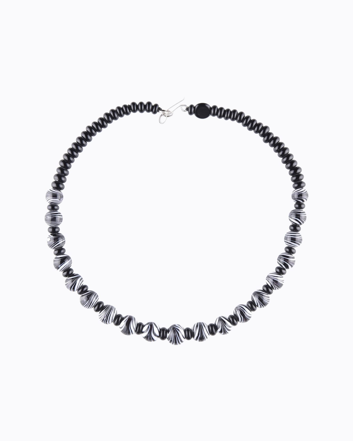 Collier perles rondes en Cristal de Murano Noire décors peigné Blanc