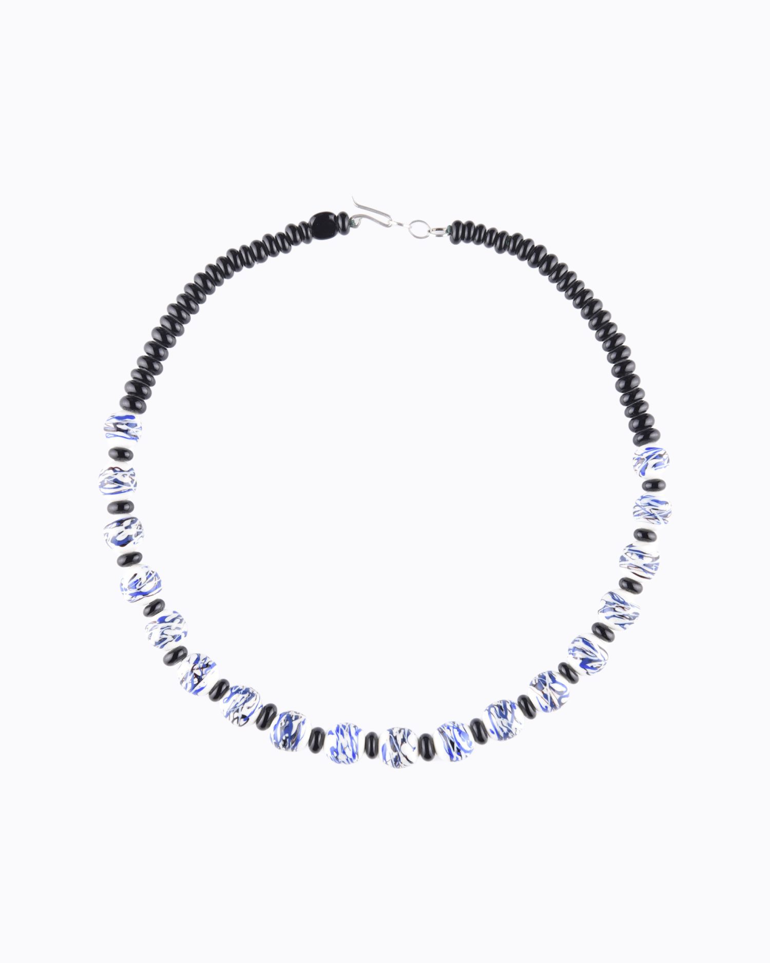 Collier perles rondes en Cristal de Murano couleur Ivoire décors abstrait Noir et Bleu