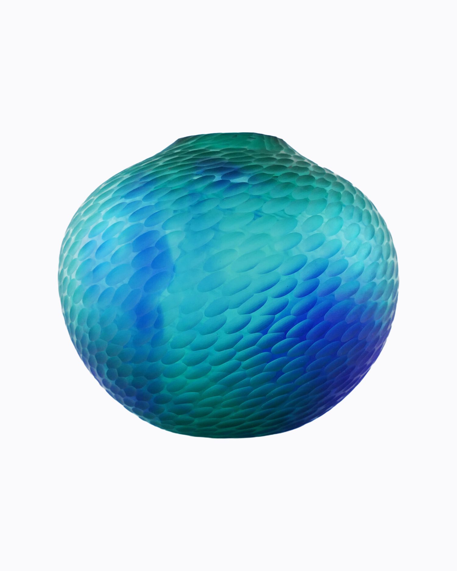 Translucide, Vase en verre soufflé bouche, formé à main levée de couleur Vert Lagon et Bleu. Effet écaille translucide satinée et aérien