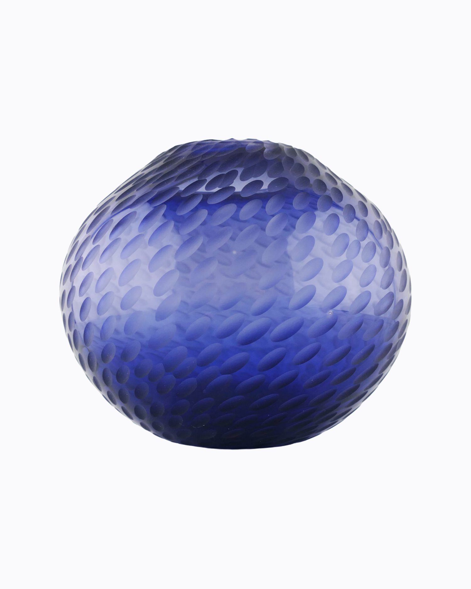 Translucide , Vase en verre soufflé bouche, formé à main levée Bleu Violine. Effet Banc de poisson